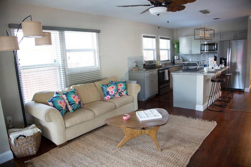 Two Bedroom Ranch With Private Deck Close To Beach レイク・ワース エクステリア 写真